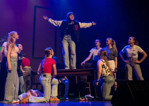 Theaterproductie op het podium in Hoogeveen – optreden MMT